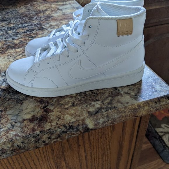Nike Shoes - Nikes
